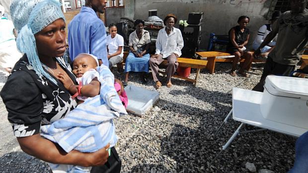 Em Porto Príncipe, pessoas com cólera esperam atendimento em frente a um hospital