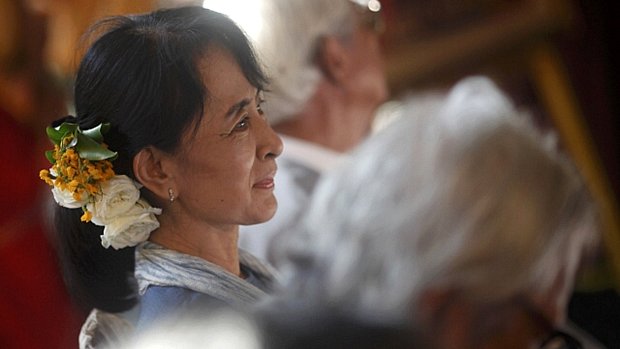 A líder da oposição birmanesa Aung San Suu Kyi deve se candidatar para as eleições legislativas
