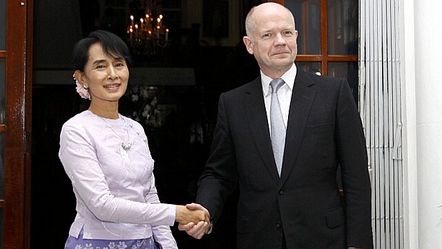 Suu Kyi se reuniu com o ministro britânico das Relações Exteriores William Hague