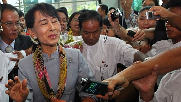 A líder oposicionista Aung San Suu Kyi, no aeroporto em Mianmar