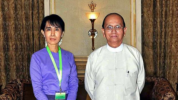 Aung San Suu Kyi posa ao lado do presidente birmanês, Thein Sein em Naypyidaw, durante encontro