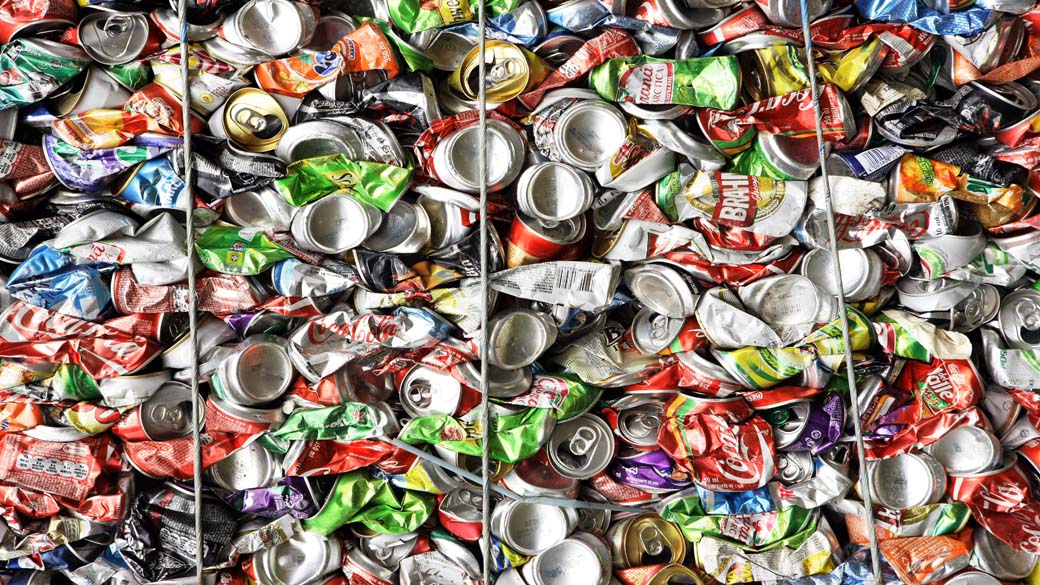 Pilhas de latas de alumínio são reunidas no SWU. 09/10/2010