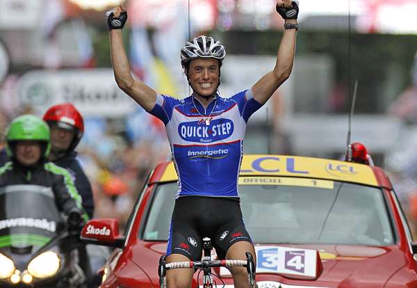 Sylvain Chavanel comemora a vitória na segunda etapa da Tour de France, que lhe dá a liderança da prova
