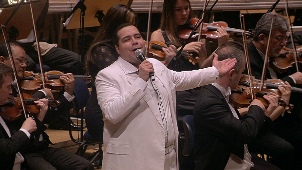 Cantor Tiago Abravanel no especial 'João Carlos Martins e Bachiana Filarmônica recebem Tiago Abravanel', da TV Cultura