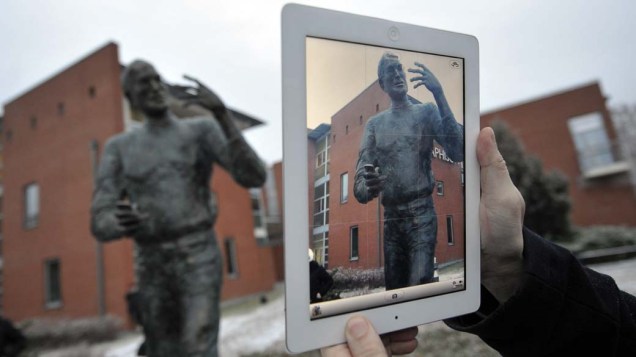 Visitante fotografa estátua de Steve Jobs com um iPad em Budapeste, Hungria