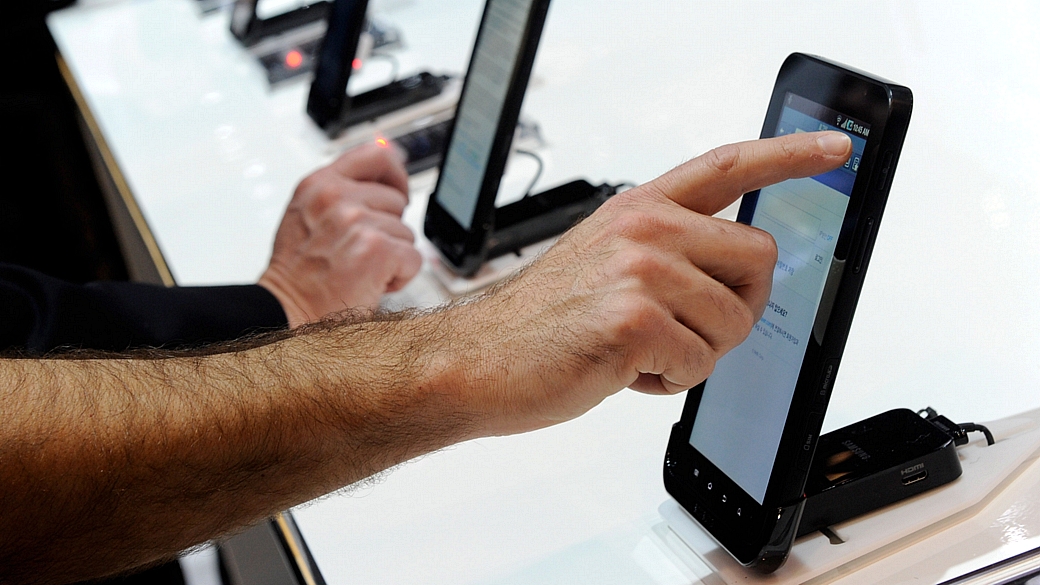 Consumidor testa tablet na Consumer Electronics Show 2011, em Las Vegas