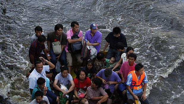 População de Bangcoc é evacuada em caminhão nesta quarta-feira após cheia das águas na capital da Tailândia