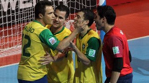 Brasil vence Argentina de virada pelas quartas de final da Copa do Mundo de futsal, na Tailândia