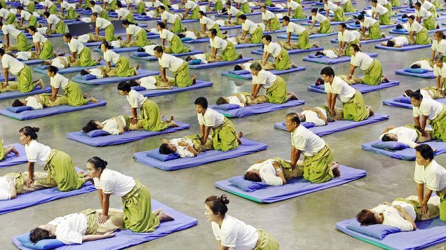 Massagistas tailandeses fizeram uma terapia coletiva em Bangcoc, na Tailândia, para bater o recorde e entrar no Guinness Book