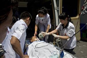 Enfermeiros retiram pacientes depois de invasão a hospital, na Tailândia