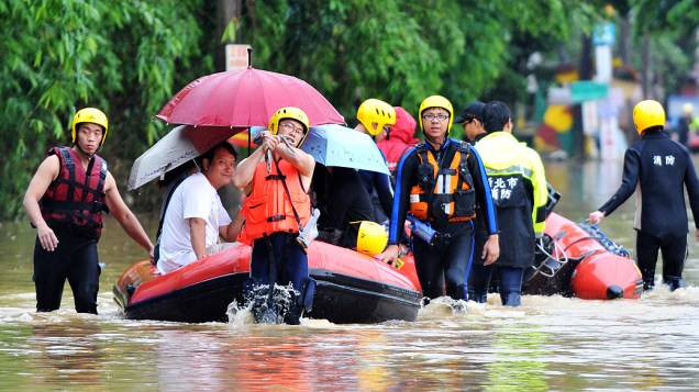 Equipe de resgate utiliza botes nesta terça-feira para evacuar a área de Tucheng, na Cidade de Nova Taipei, em Taiwan. Pelo menos quatro pessoas morreram após deslizamentos de terra durante chuva torrencial no centro da cidade