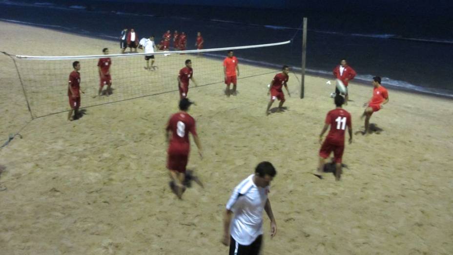 A seleção do Taiti treinando na praia no Recife