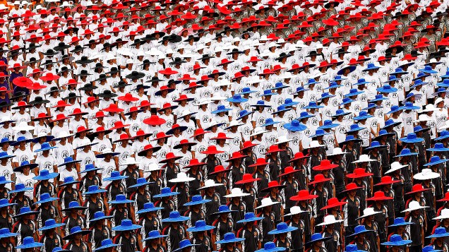 Pessoas desfilam com chapéus nas cores da bandeira nacional de Taiwan durante as celebrações pelo Dia Nacional
