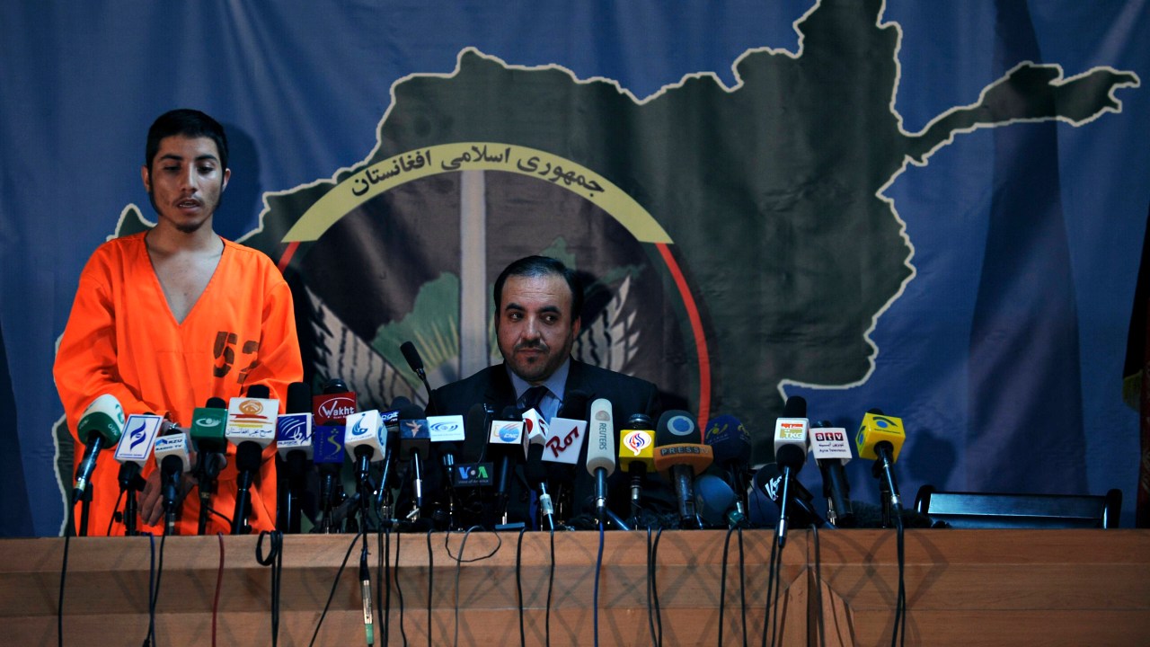 Um homem-bomba e o porta-voz dos talibãs afegãos negam a morte do mulá Omar em uma coletiva de imprensa em Cabul, Afeganistão