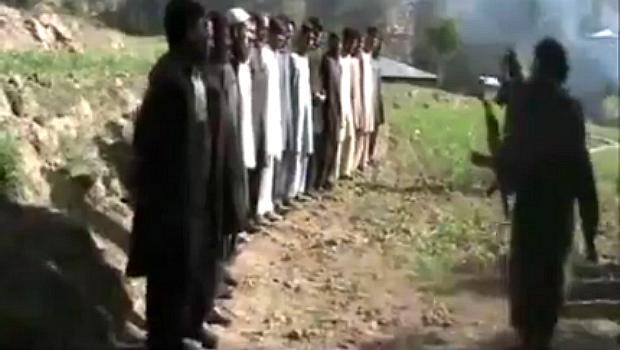 Trecho de vídeo mostra policiais segundos antes da execução