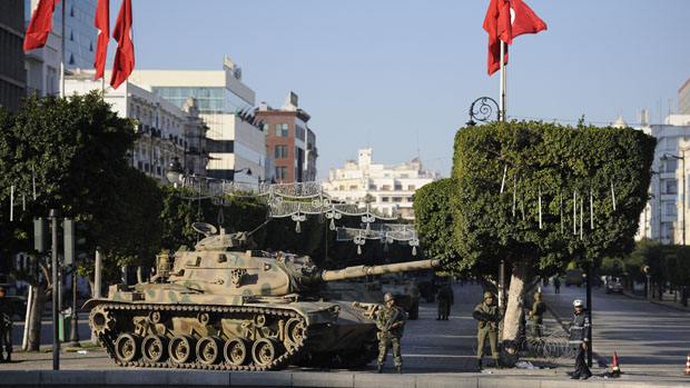 Tanques nas ruas de Túnis, capital da Tunísia: combates continuam nas cercanias da cidade