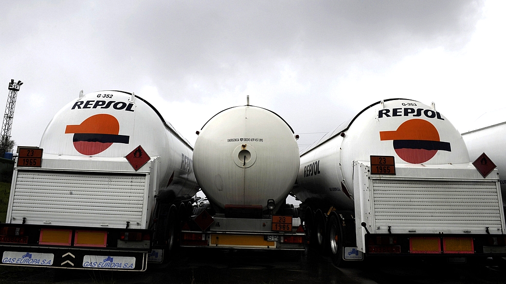 Tanques de transporte de gás da espanhola Repsol, no norte da Espanha