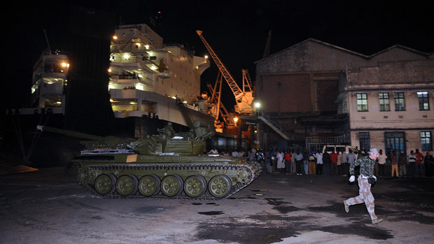Antigos tanques soviéticos são desembarcados do navio Faina em Mombasa, no Quênia, após o fim do sequestro da embarcação por piratas somalis