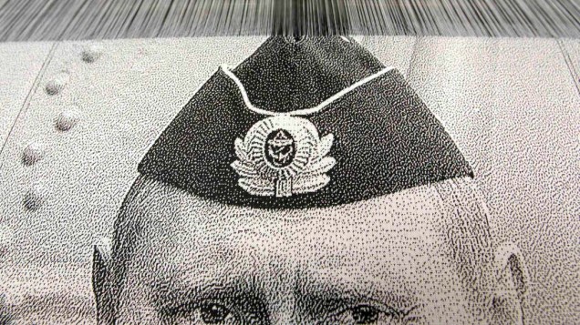 Máquina cria peças de tapeçaria com a imagem do primeiro ministro russo, Vladimir Putin, em Vyritsa, Rússia
