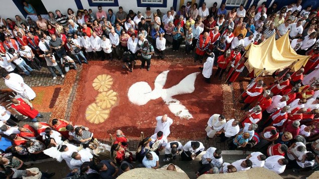 Procissão em celebração ao dia de Corpus Christi, em Sabará, Minas Gerais
