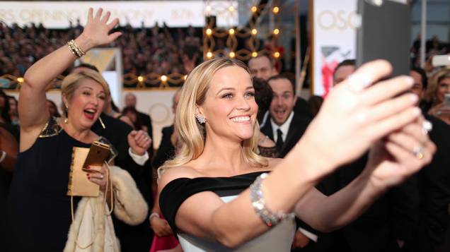 Reese Witherspoon chega à cerimônia do Oscar 2015