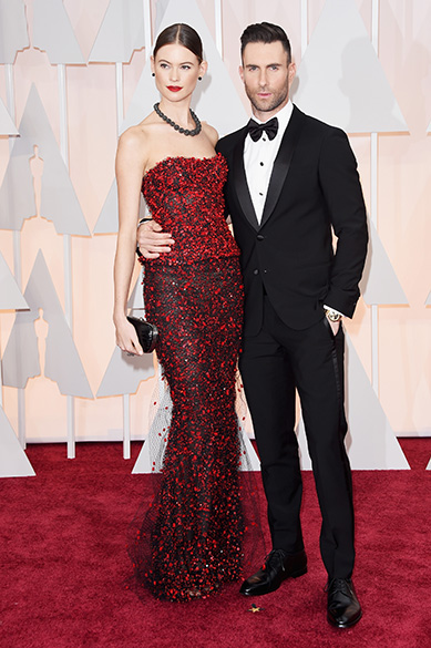 Adam Levine e sua namorada Behati Prinsloo chegam à cerimônia do Oscar