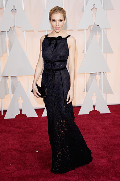 Sienna Miller, de Sniper americano, chega à cerimônia do Oscar 2015