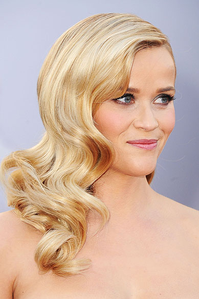 Reese Witherspoon posa para os fotógrafos no tapete vermelho, na chegada ao Oscar 2013