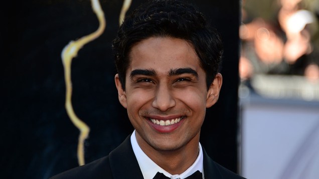 O ator Suraj Sharma, protagonista de As aventuras de Pi, sorri no tapete vermelho do Oscar 2013