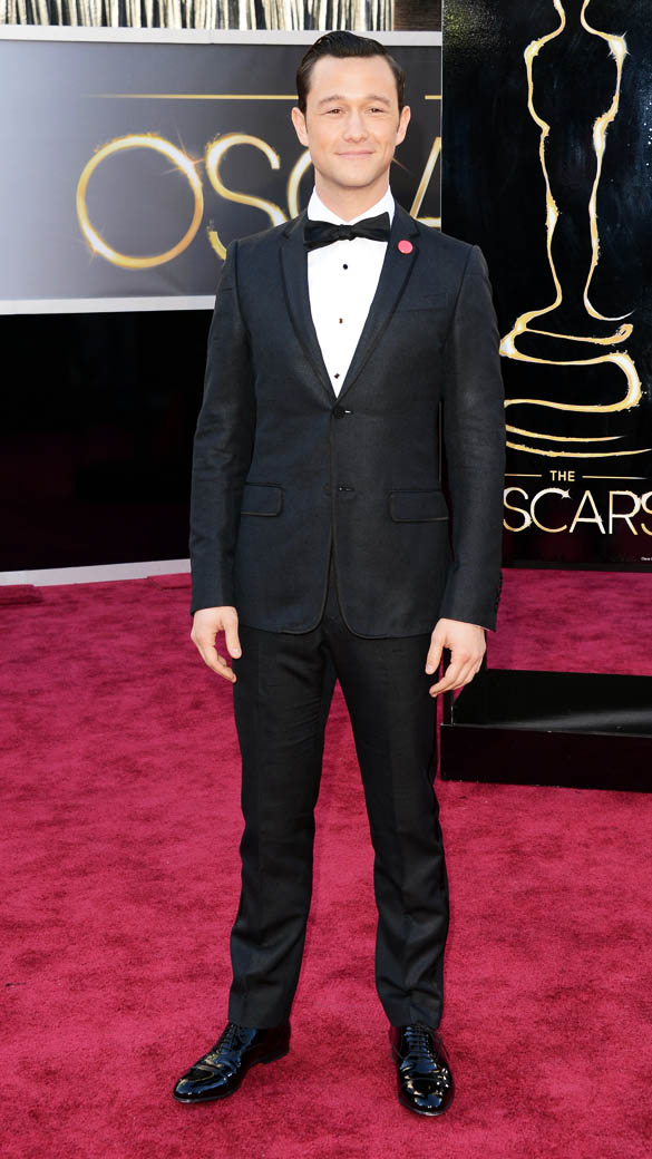 Joseph Gordon-Levitt posa para os fotógrafos no tapete vermelho, na chegada ao Oscar 2013