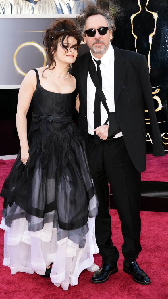 Helena Bonham Carter e o diretor Tim Burton posa para os fotógrafos no tapete vermelho, na chegada ao Oscar 2013