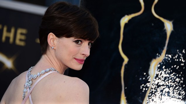Anne Hathaway, indicada a melhor atriz coadjuvante no Oscar, chega à cerimônia vestindo um Dior