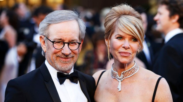Steven Spielberg posa para os fotógrafos no tapete vermelho, na chegada ao Oscar 2013