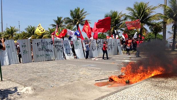 Manifestantes usam tapumes de metal como escudos para enfrentar a polícia no Rio