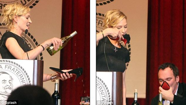 Tarantino e Uma Thurman bebendo champagne