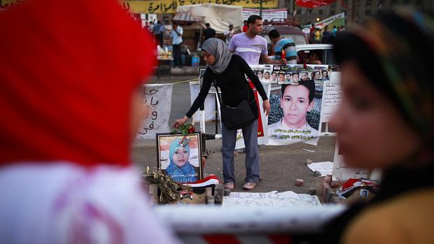 Mulheres lamentam a morte de uma egípcia em manifestação na Praça Tahrir, Cairo