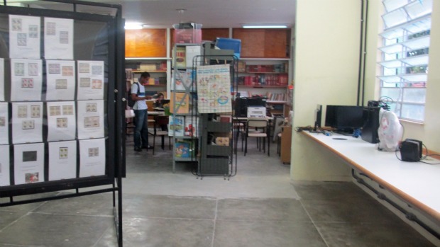 Uma das salas da Escola Tasso da Silveira foi transformada em biblioteca