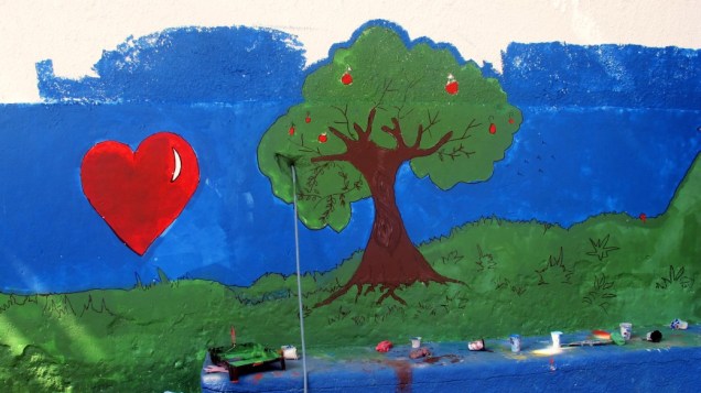 Alunos pintam os muros internos da escola Tasso da Silveira