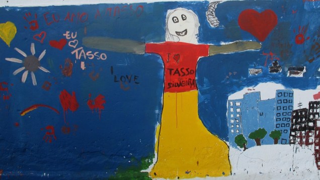 Alunos pintam os muros internos da Escola Tasso da Silveira