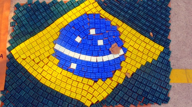 Nas colagens feitas pelos alunos, um Brasil sorridente