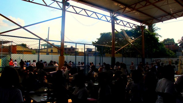 Aos poucos, o movimento volta ao pátio da Tasso da Silveira: primeira semana de atividades foi sem aulas