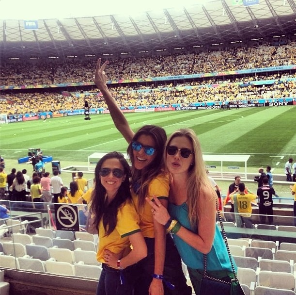 Tata Werneck,  Fiorella Mattheis e Rafaella Cardoso no Mineirão para o jogo entre Brasil e Alemanha na Copa do Mundo 2014