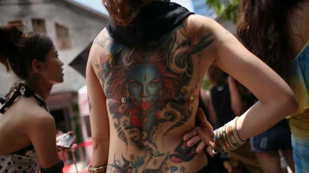 Mulher exibe suas tatuagens no Festival Internacional de Tatuagens de Taipei, no Taiwan