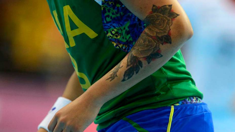 A brasileira Fernanda Silva durante partida de handebol, em Londres