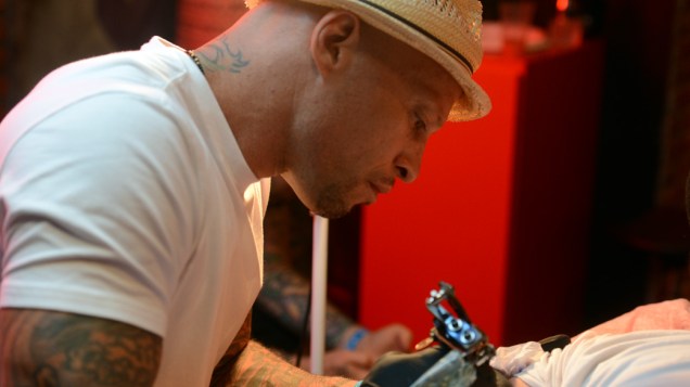 O tatuador israelense radicado nos Estados Unidos Ami James, que tatuou tanto famosos como anônimos