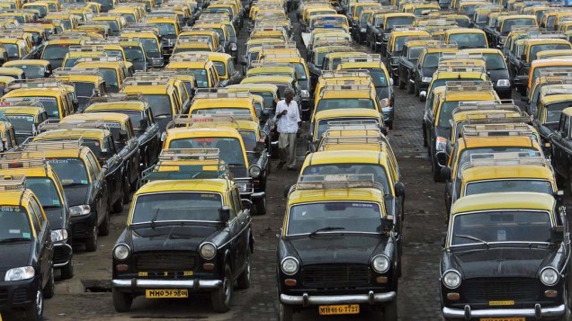 Taxista no estacionamento do aeroporto de Mumbai, na Índia