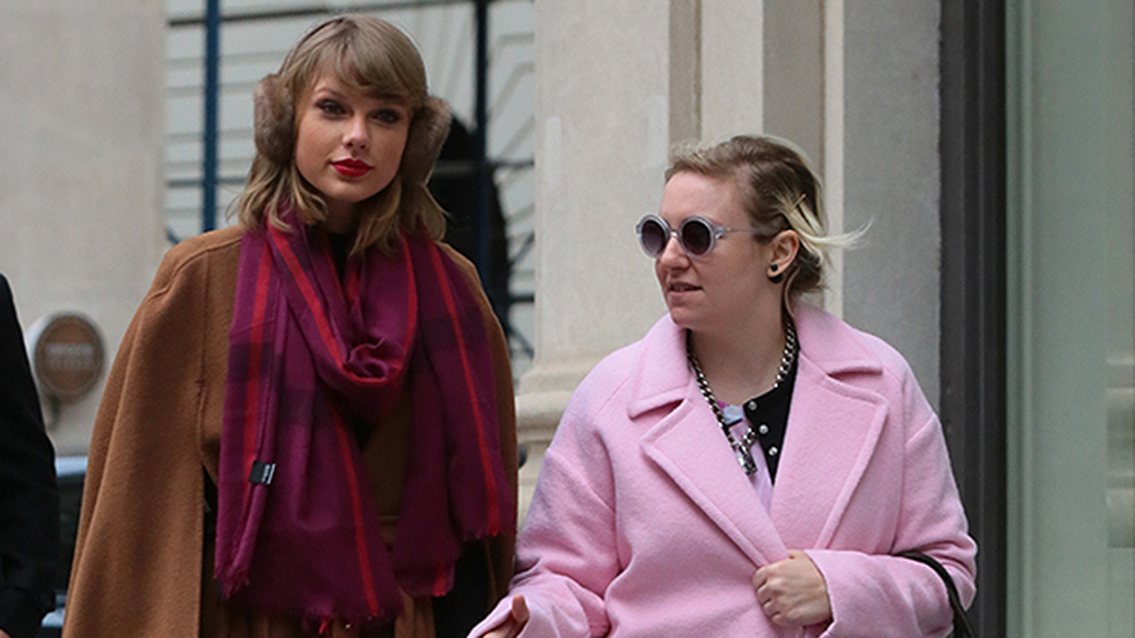 Taylor Swift e Lena Dunham de mãos dadas durante um passeio em New York, no último sábado (20)