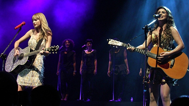 Taylor Swift e Paula Fernandes cantaram juntas o dueto Long Live, trilha da novela Avenida Brasil