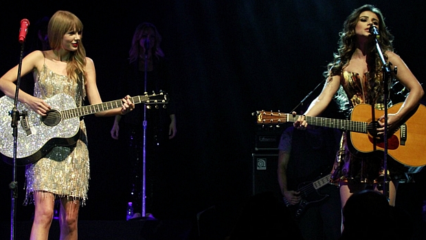 Taylor Swift e Paula Fernandes dividem o palco no Rio de Janeiro