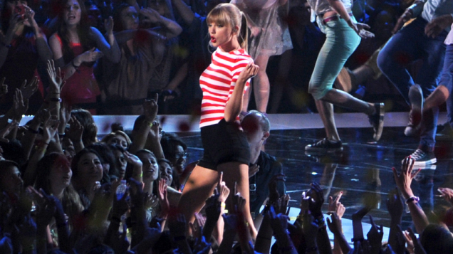 Taylor Swift se apresenta no VMA 2012